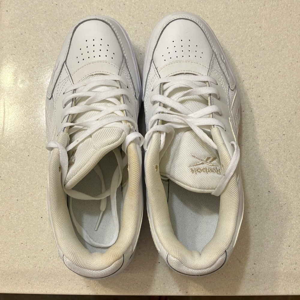 Reebok 7.5 athletic shoes